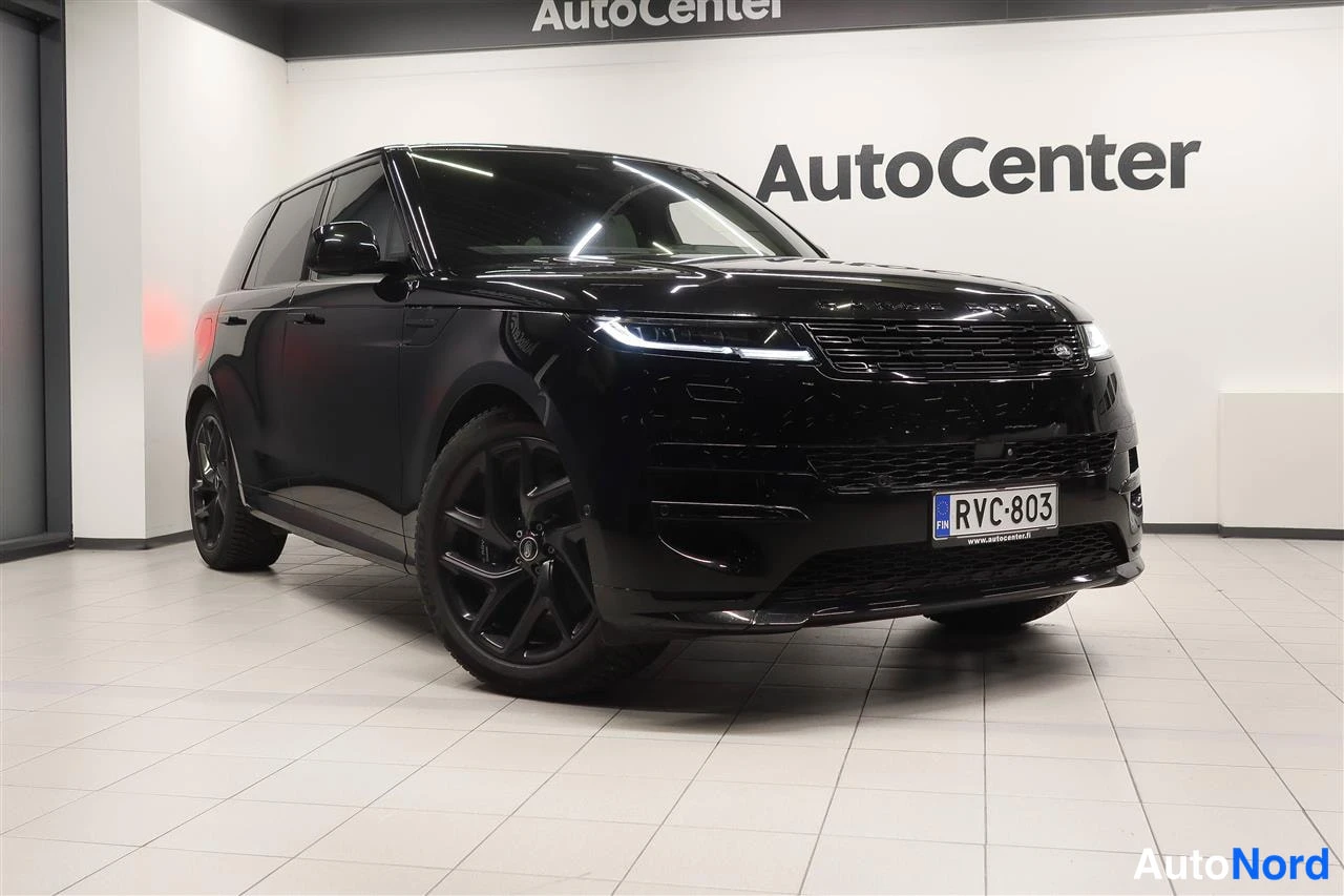 Etuviisto, nokka oikealle: Musta Land Rover Range Rover Sport esinäkolmisessa kuvassa Autokeskuksen tiloissa.