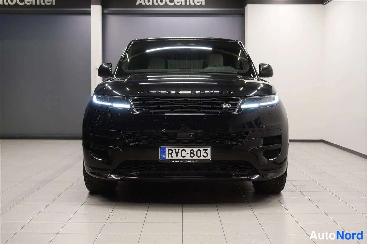 Edestä: Mustan Land Rover Range Rover Sportin suora etunäkymä, rekisterikilpi.