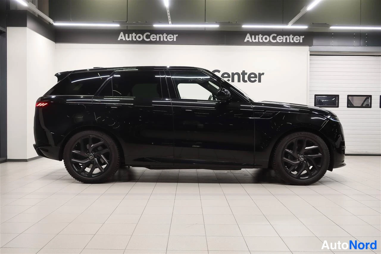 Sivulta: Mustan Land Rover Range Rover Sportin sivunäkymä Autokeskuksen tiloissa.