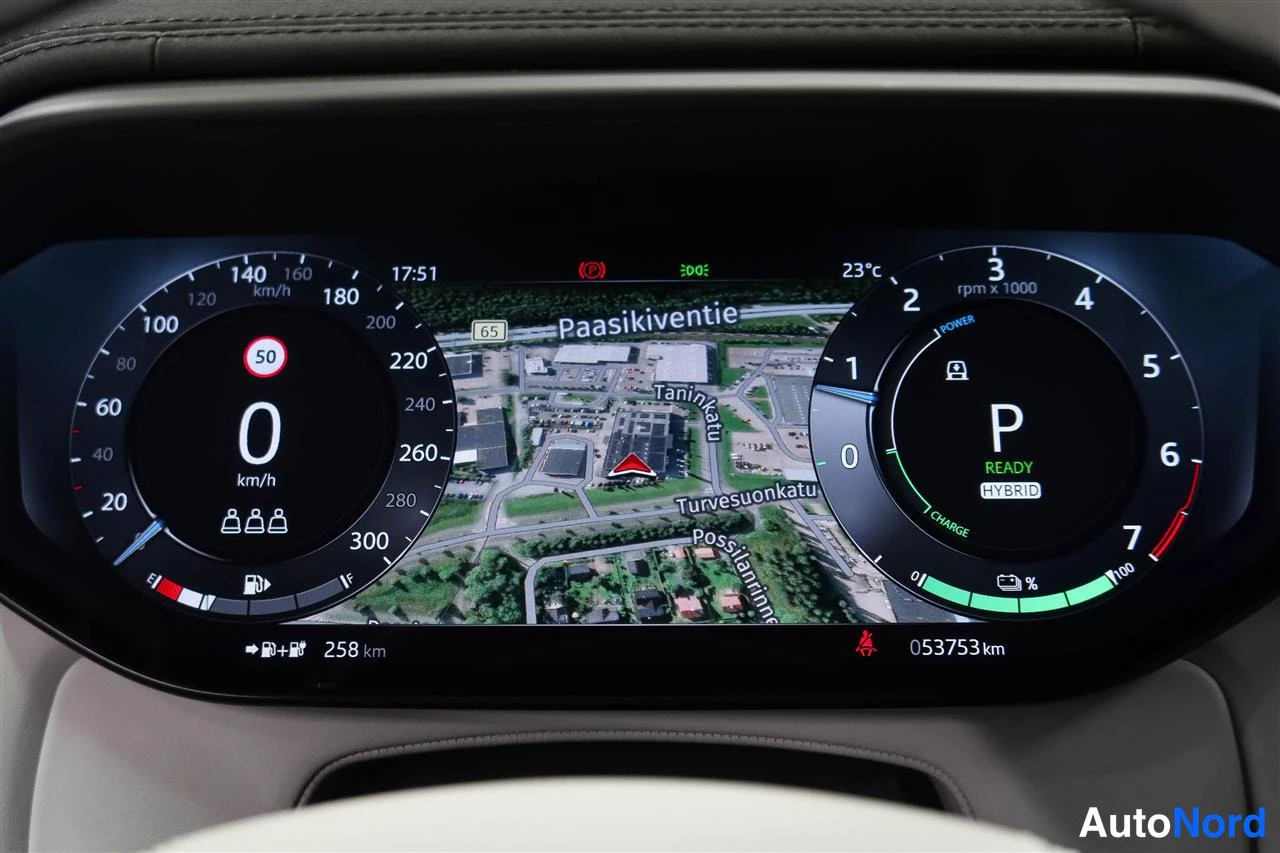 Yksityiskohta: Ajomittariston näyttö: nopeus 0 km/h, vaihde P, READY HYBRID -merkinnät, matkamittari 053753 km ja reitinvalitsinkartta Paasikiventien alueella.