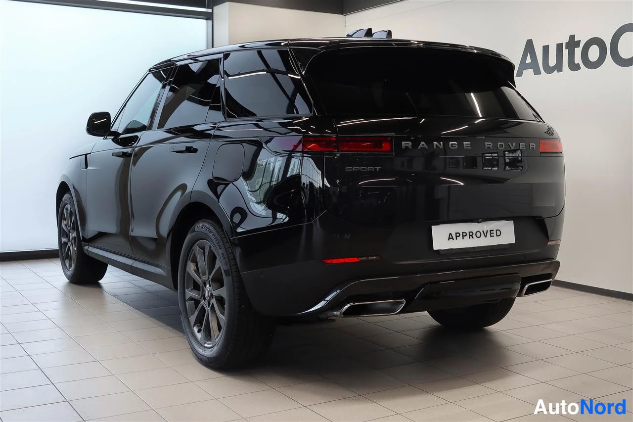 Takaviisto: Taka-kulmakuva mustasta Land Rover Range Rover Sportista, takavalo ja APPROVED-kilpi näkyvät.