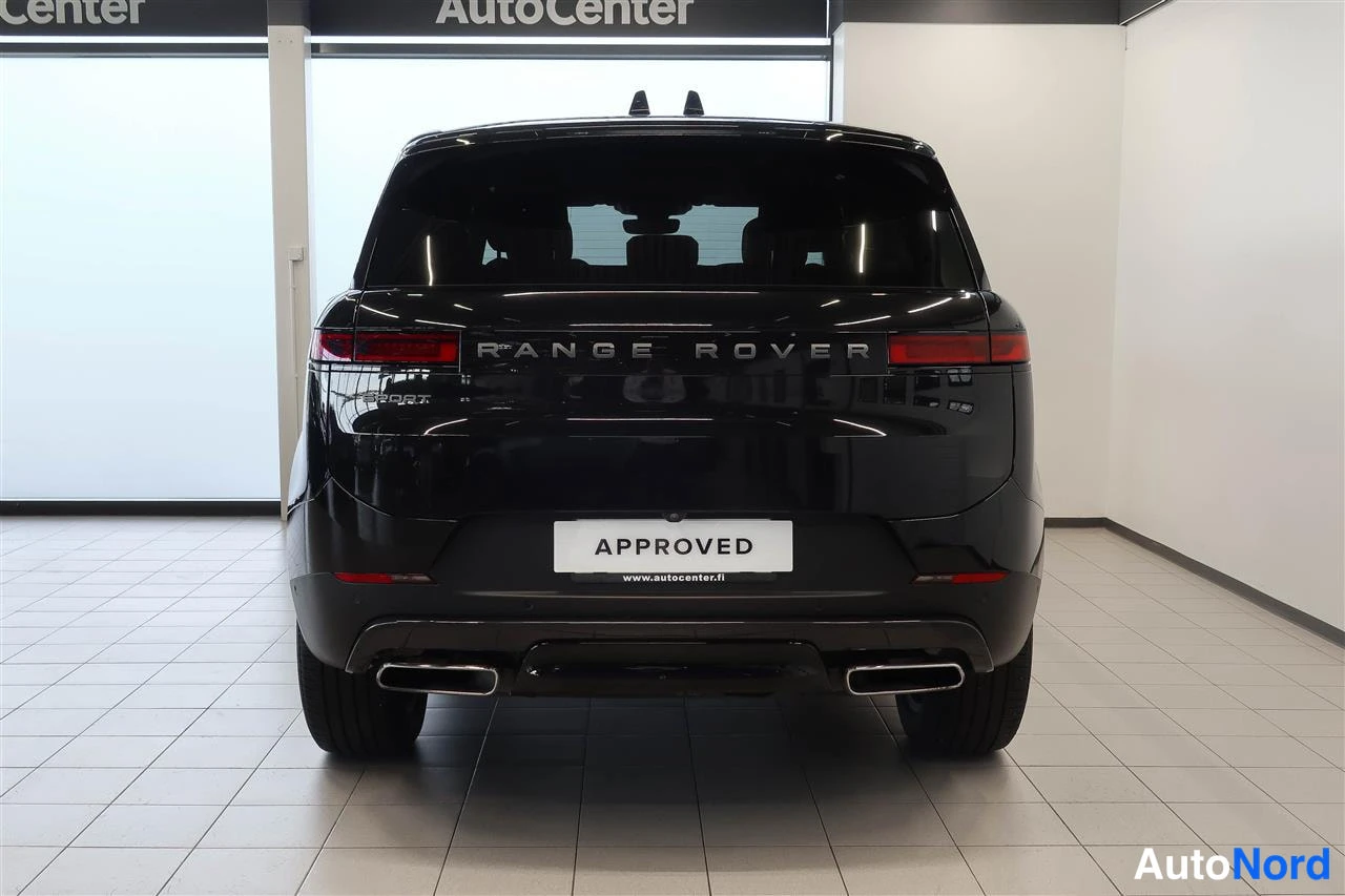 Takaa: Mustan maasturin takaosa; takaluukussa teksti RANGE ROVER ja alla pienempi SPORT-teksti, valkoinen APPROVED-kyltti ja www.autocenter.fi, kaksiosaiset pakoputket