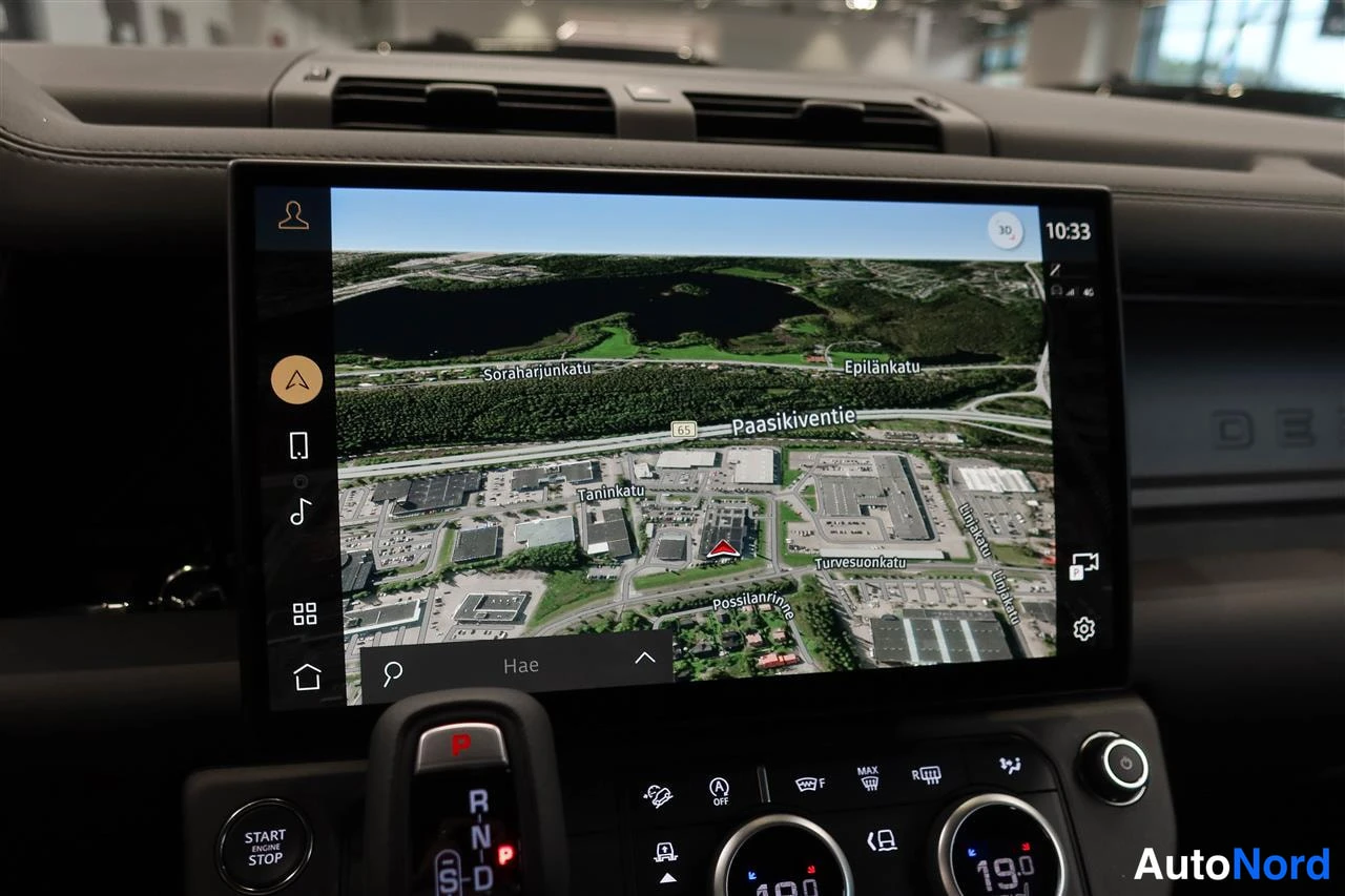Yksityiskohta: Auton infotainment-näyttö, jossa näkyy navigaatiokartta paikkakunnalla Paasikiventie, ja START STOP -painike.