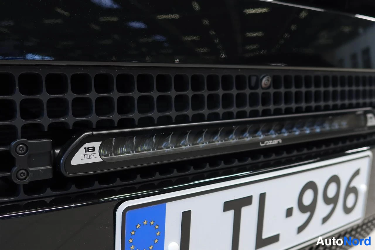 Yksityiskohta: Lähikuva etupuskurin ritilästä: kiinnitetty Lazer Elite i8 LED-ajovalo, valkoinen EU-kilpi.