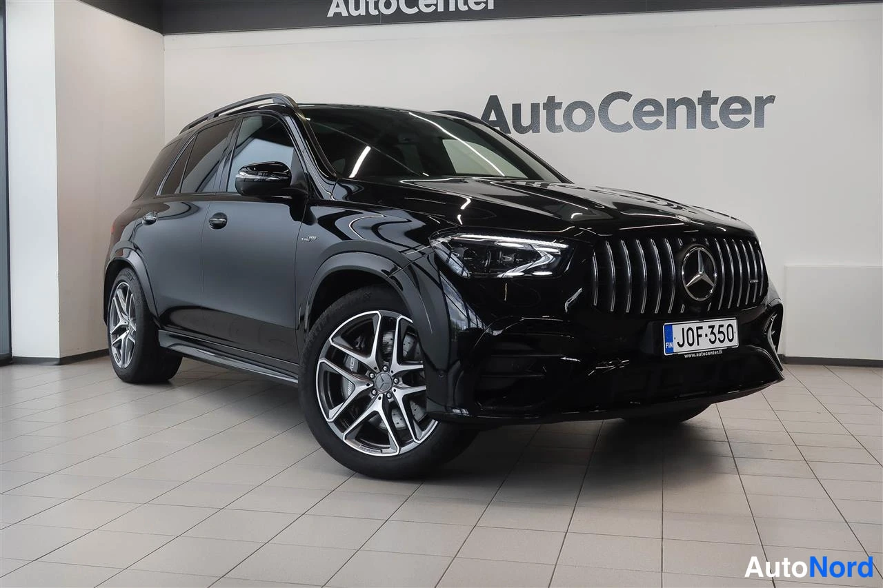 Etuviisto, nokka oikealle: Mercedes-Benz GLE, musta, etukulmakuva oikealta, rekisteritunnus.