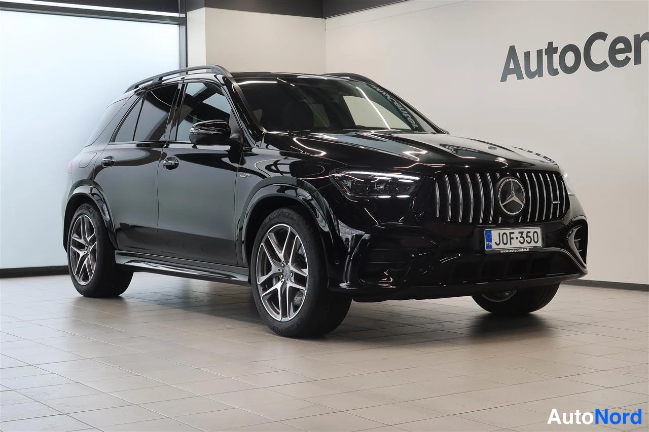 Etuviisto, nokka oikealle: Mercedes-Benz GLE, musta, etukulmakuva oikealta, rekisteritunnus.
