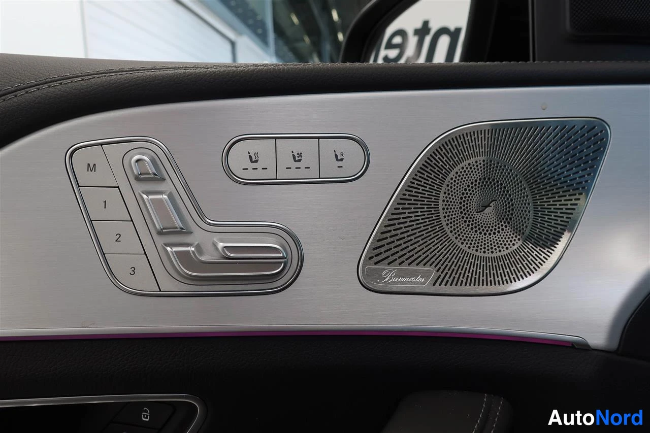 Edestä: Etuvetinen detail: lukuvalot AMG-ohjauspyörän takana.
