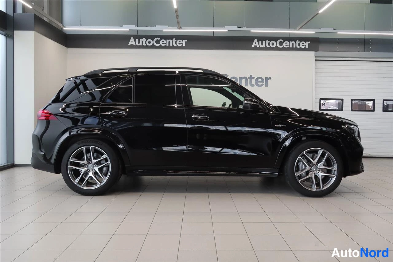 Takaviisto: Mercedes-Benz GLE, musta, takakulmakuva vasemmalta.