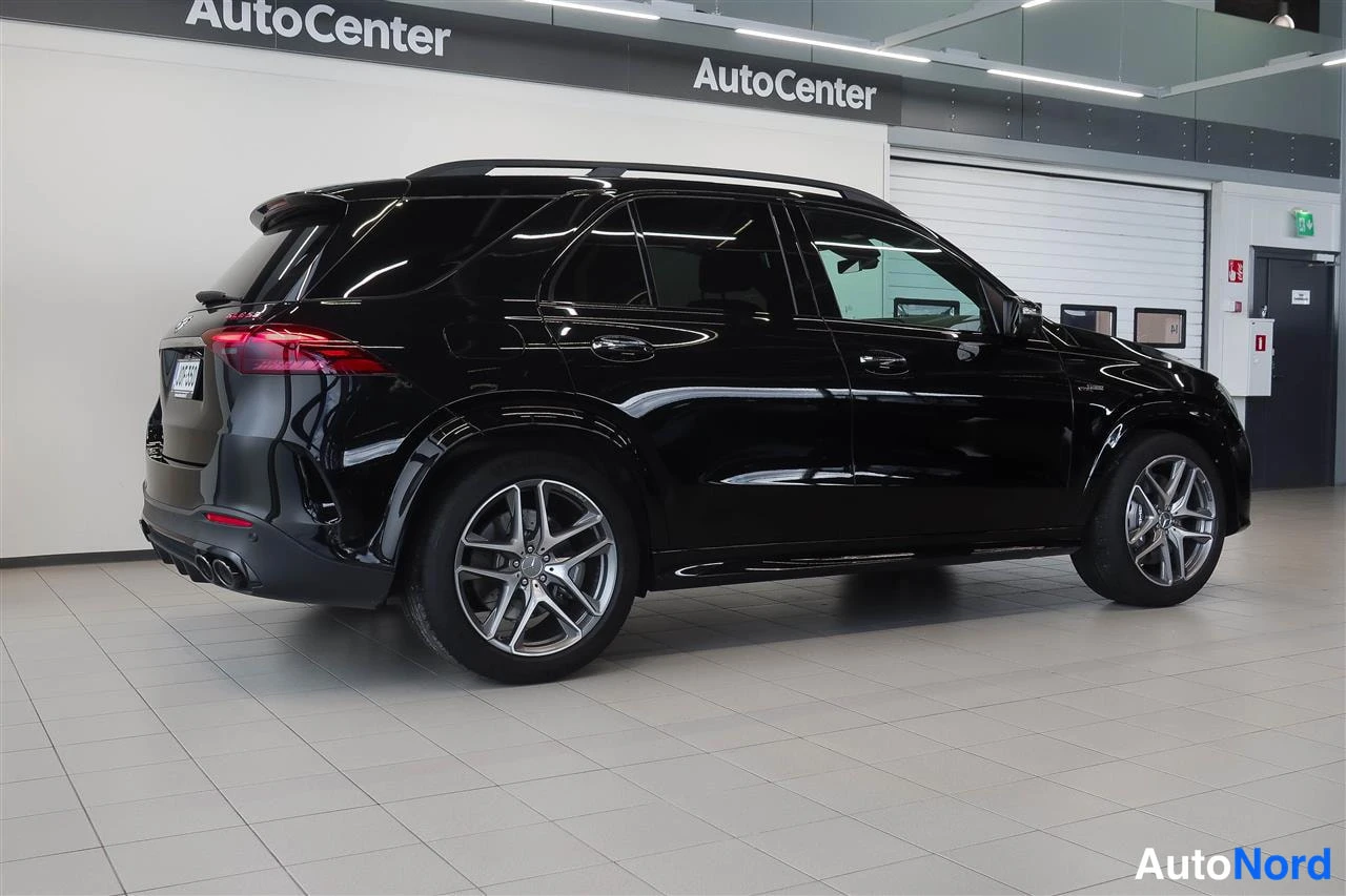 Takaviisto: Mustan Mercedes-Benz GLE -maasturin takaosa ja oikea kylki valossa; neljä pakoputkea, kattokaiteet ja hopeiset vanteet näkyvät.
