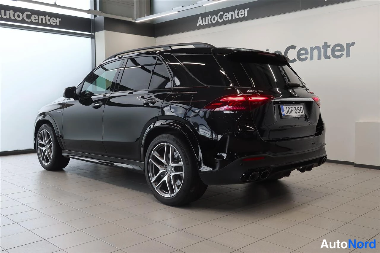 Takaviisto: Mustan Mercedes-Benz GLE:n takakolmannesvasen näkymä; rekisteritunnus, neljä pakoputkea ja kattokaiteet.