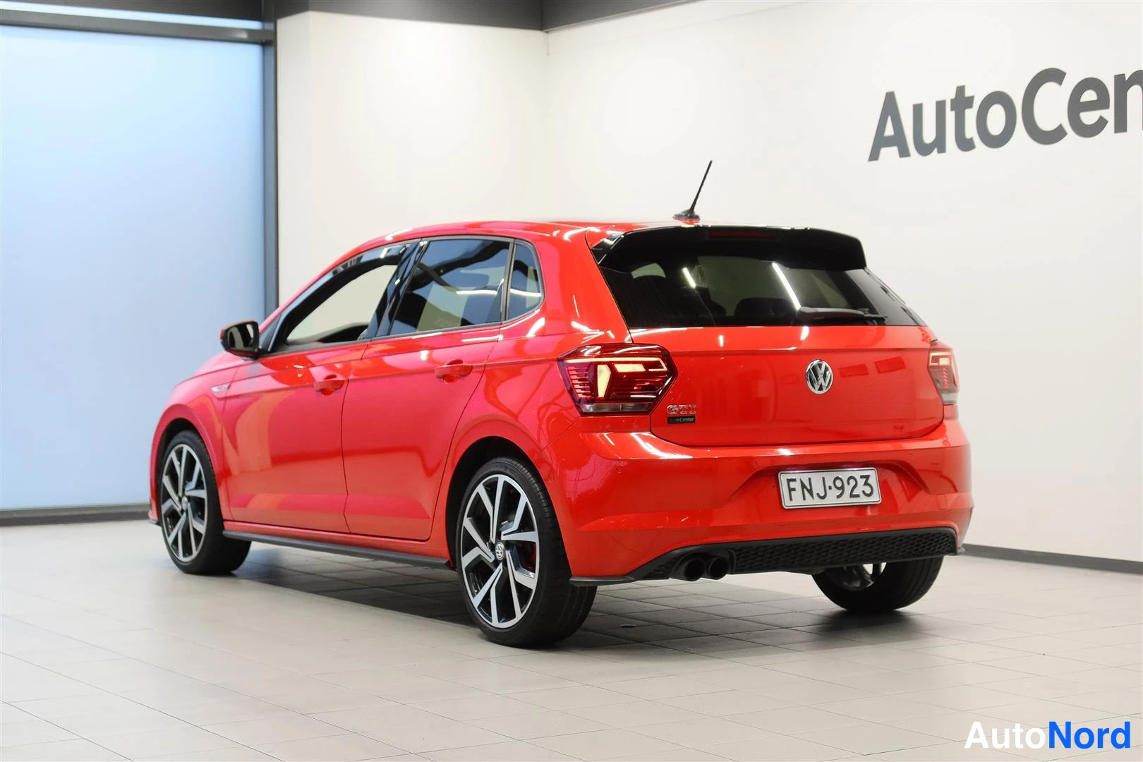 Takaviisto: Punaisen Volkswagen Polon takaosa viistosti oikealta kuvattuna, rekisteri.