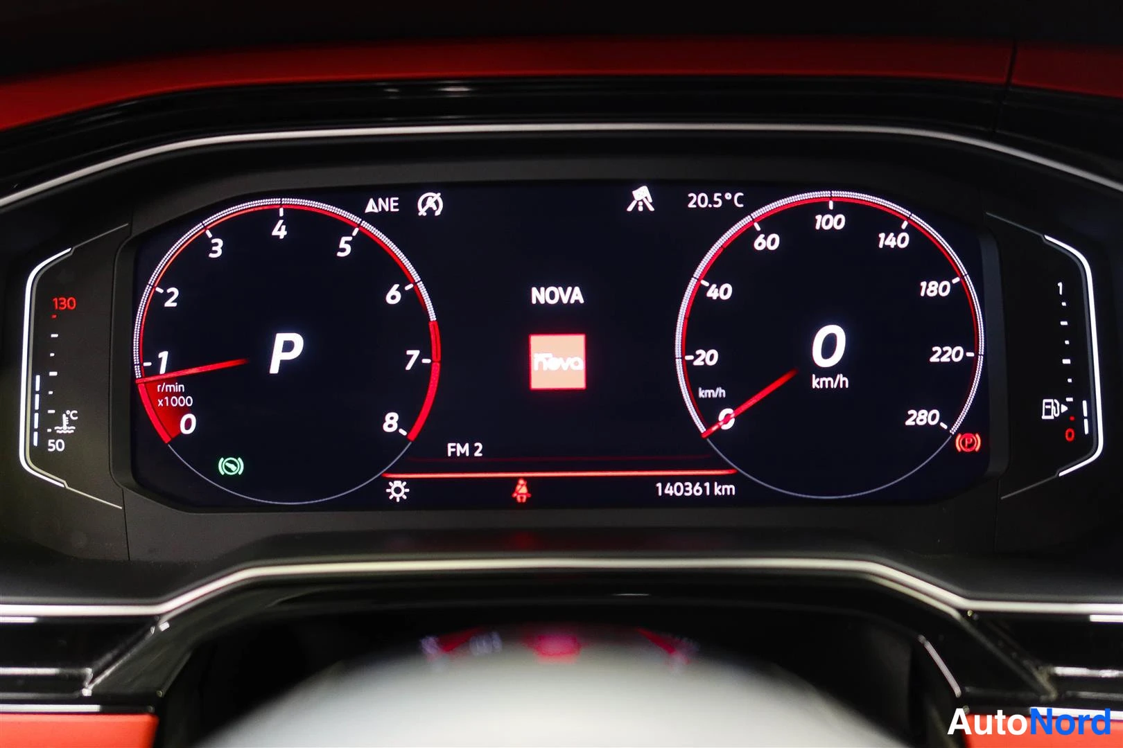 Muu: Digitaalinen kojetaulu näyttää vaihteen P, 0 km/h, moottorin lämpötilan 20,5 °C ja matkamittarin lukeman 140361 km.