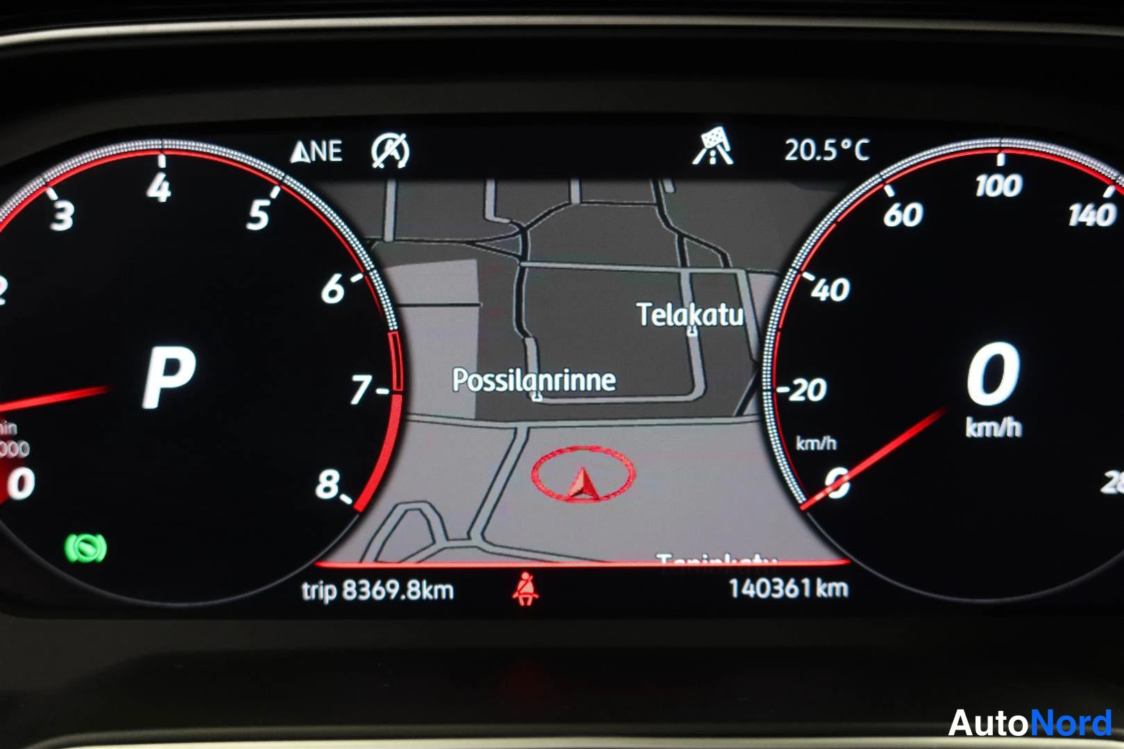 Muu: Mittaristö näyttää P-vaihteen, nopeudeksi 0 km/h, matkan trip 8369,8 km ja kokonaismatkan 140361 km, lämpötila 20,5 °C.