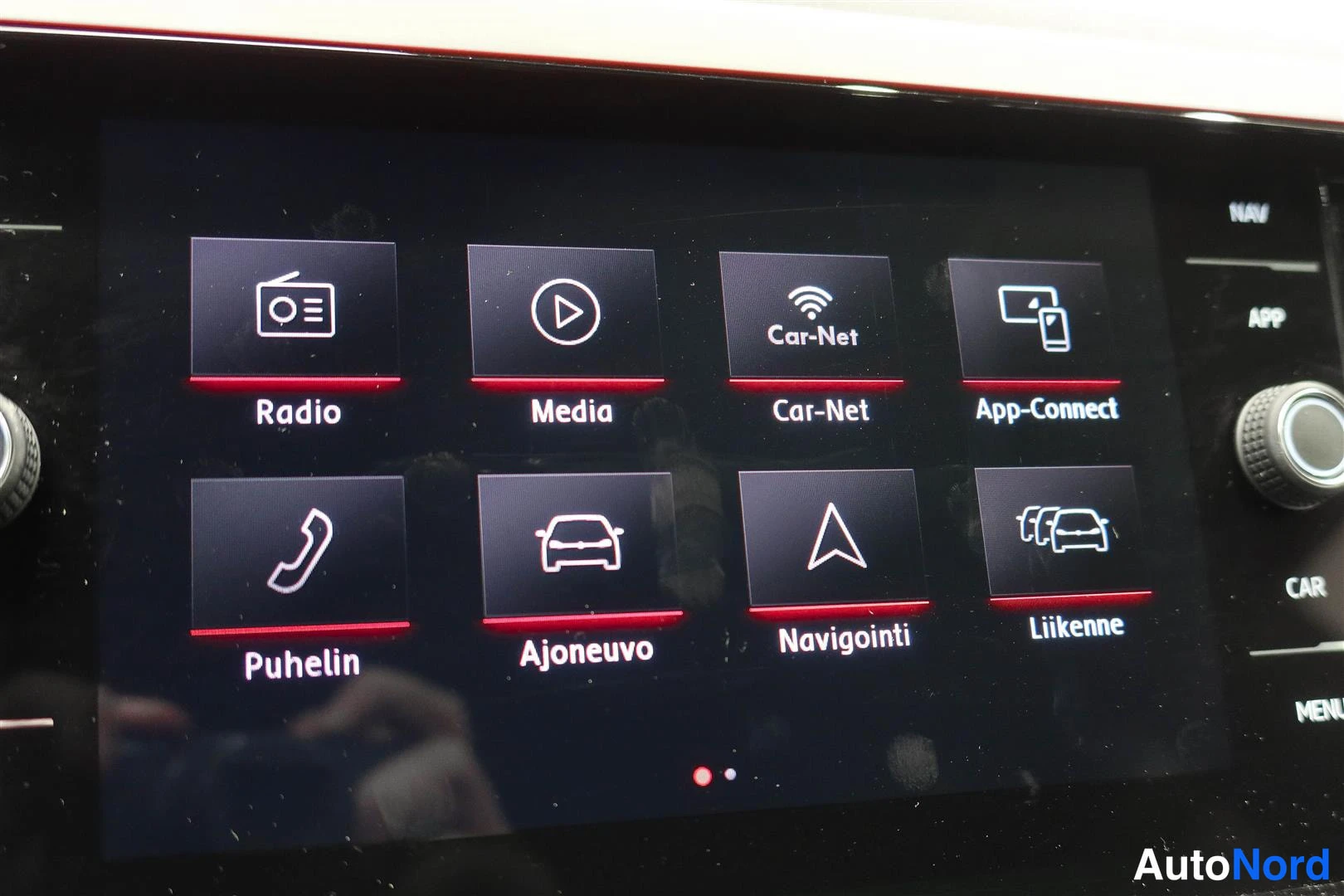 Muu: Infotainment-valikko painikkeilla Radio, Media, Car-Net, App-Connect, Puhelin, Ajoneuvo, Navigointi ja Liikenne.