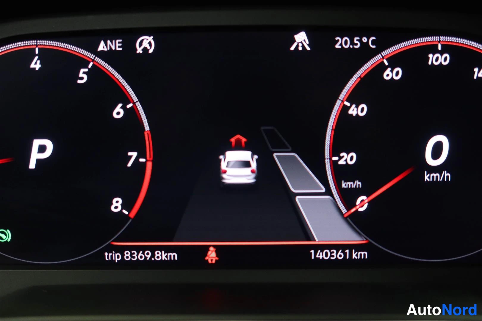 Muu: Auton mittariston digitaalinäyttö: P-vaihde, 0 km/h, lämpötila 20.5 °C, matkamittari 8369,8 km ja kokonaislukema 140361 km.
