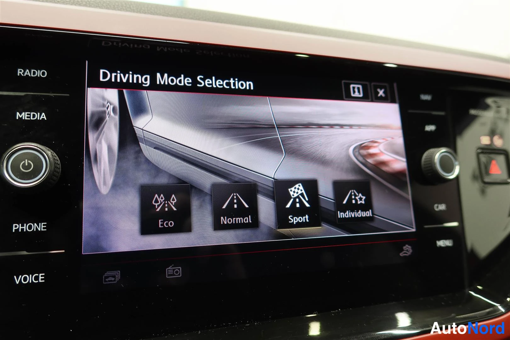 Muu: Auton infotainment-näyttö näyttää Driving Mode Selection -valikon: Eco, Normal, Sport ja Individual -tilat.