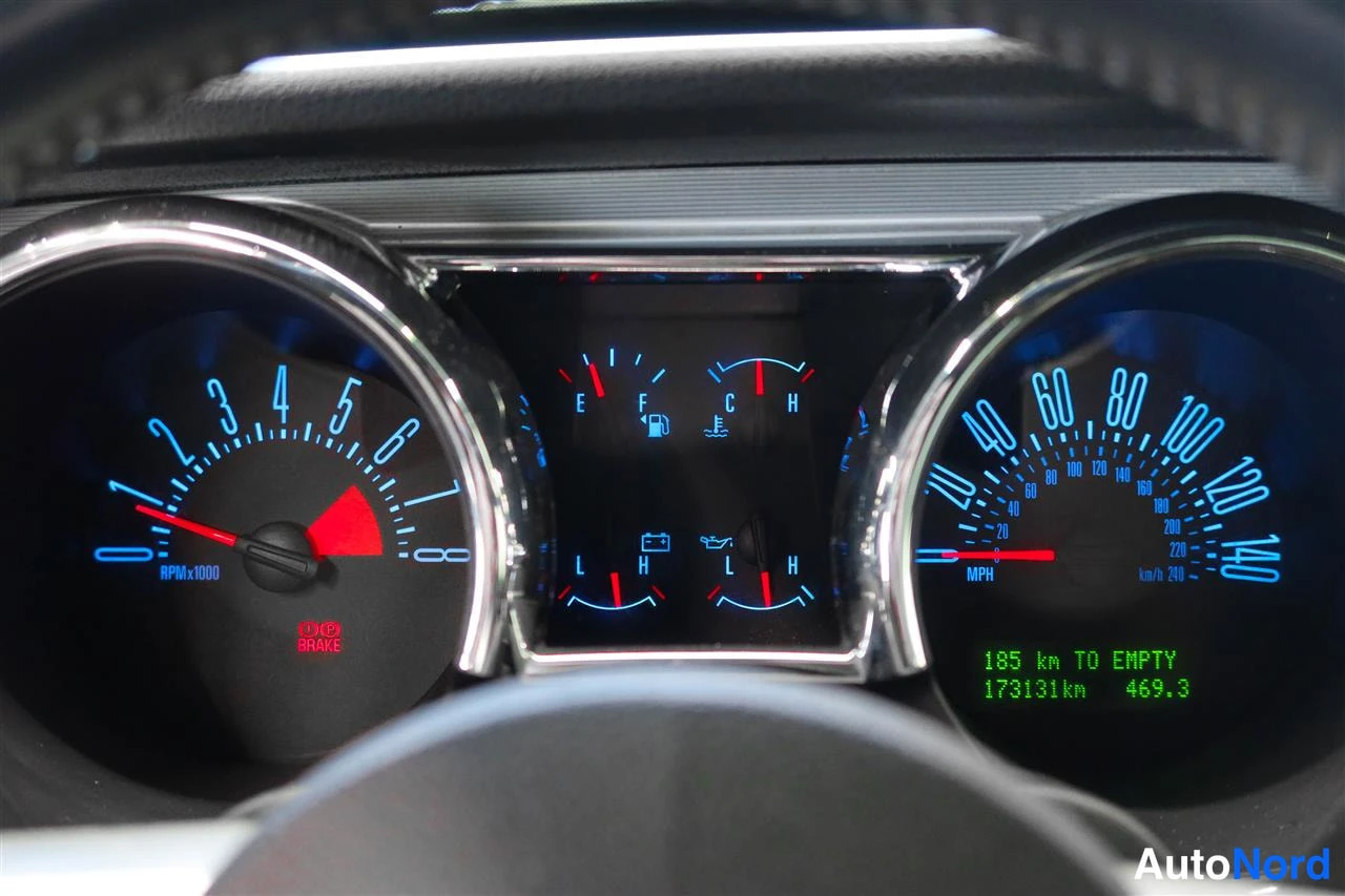 Muu: Instrumenttien lähikuva: kierroslukumittari ja nopeusmittari (MPH/km/h), näyttö ilmoittaa 185 km TO EMPTY ja 173131 km.