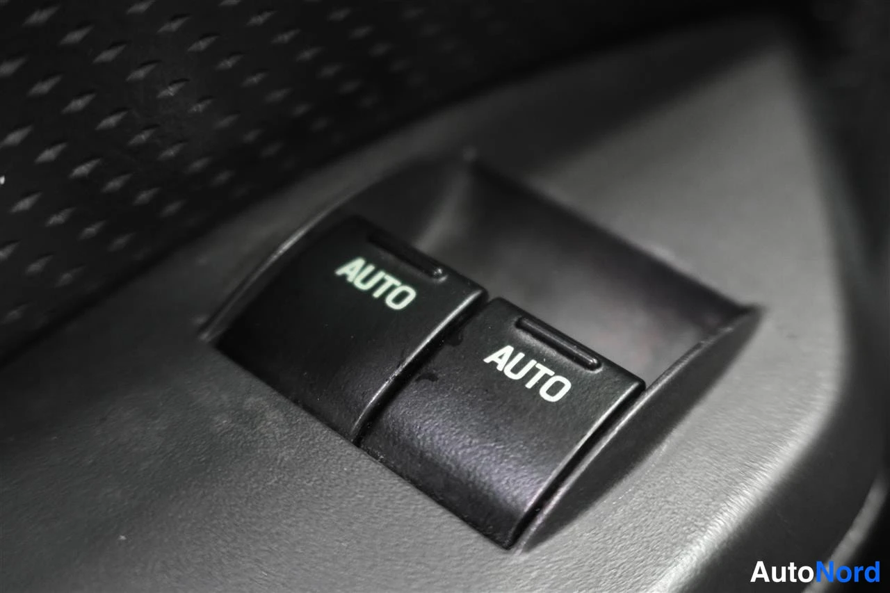 Yksityiskohta: Sisätilojen lähikuva: kaksi mustaa kytkintä, joihin on merkitty teksti AUTO.