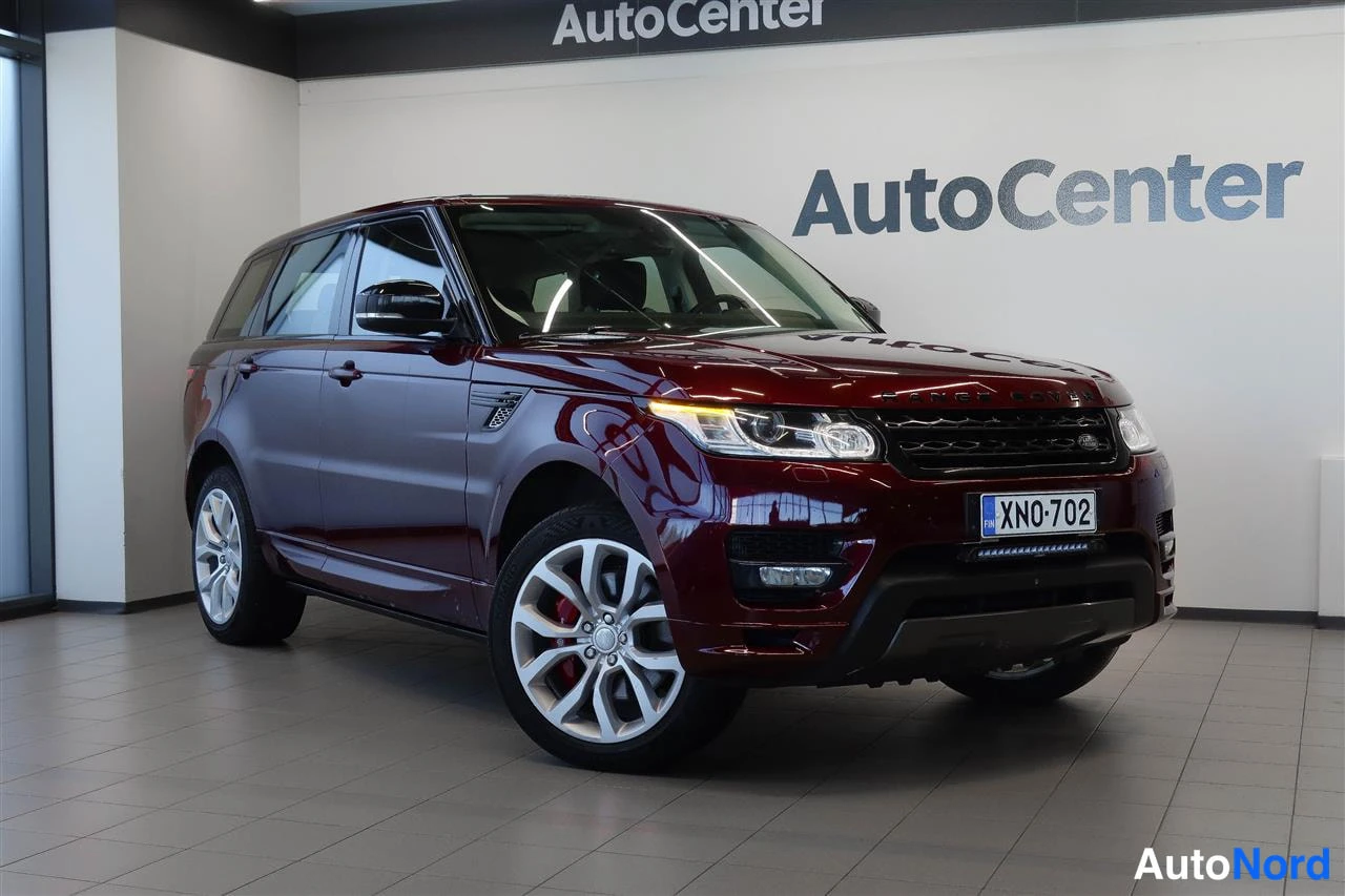 Etuviisto, nokka oikealle: Punainen Land Rover Range Rover Sport etukulmasta oikealta, rekisterikilpi.