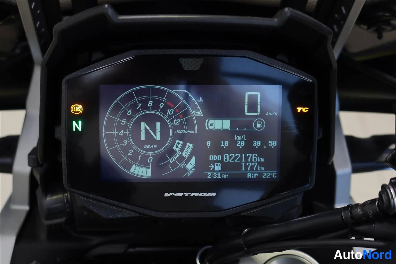 Yksityiskohta: Kojelauta näyttää V-STROM-brändin, lukema ODO 022176 km ja vaihde N.
