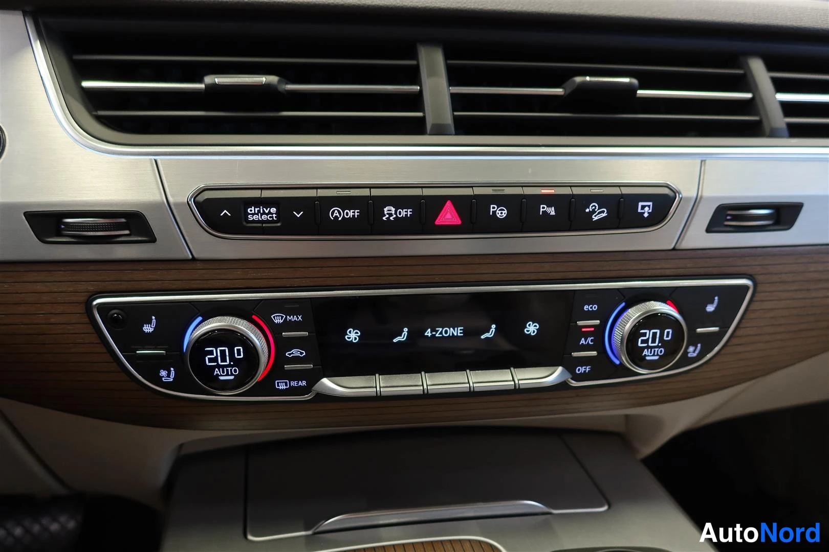 Muu: Keskinäkymän ilmastointipaneeli kahdella AUTOnäytöllä (20,0 °C), teksti 4-ZONE ja yläpuolinen nappirivi, jossa lukee mm. drive select, A OFF, P ja OFF.