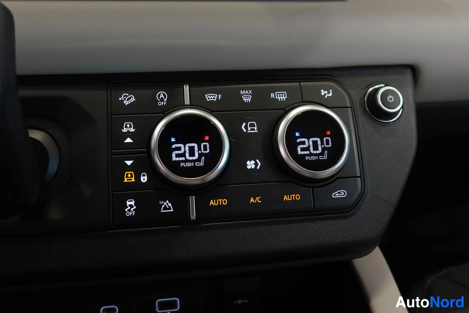 Muu: Ilmastoinnin ohjauspaneeli: kaksitoiminen 20,0 astetta, AUTO ja A/C-napit, istutinlämmitys ja lasinpuhalluspainikkeet.