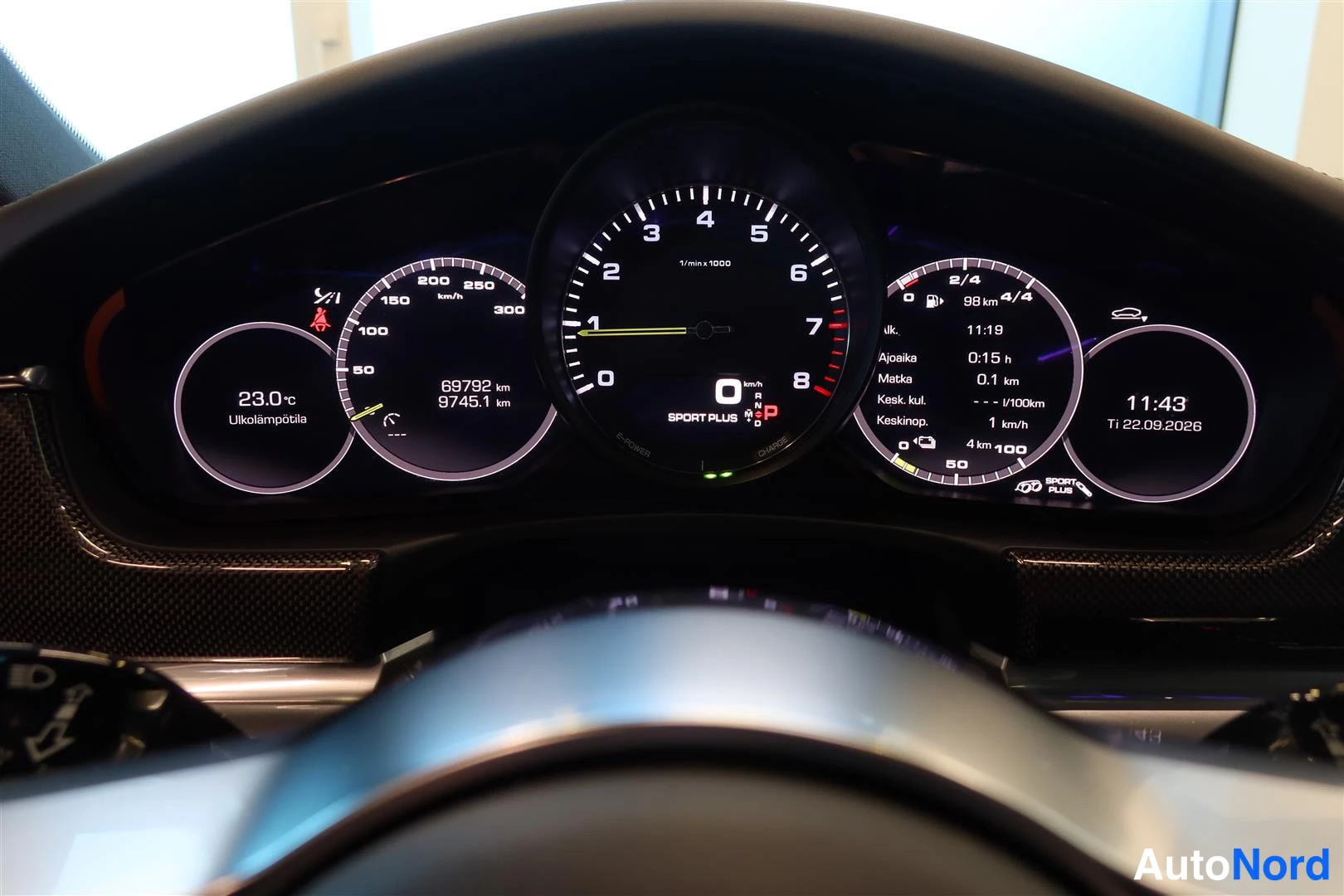 Muu: Digitaalinen mittaristo lähikuvassa: nopeusmittari, 69792 km lukema ja SPORT PLUS-tila
