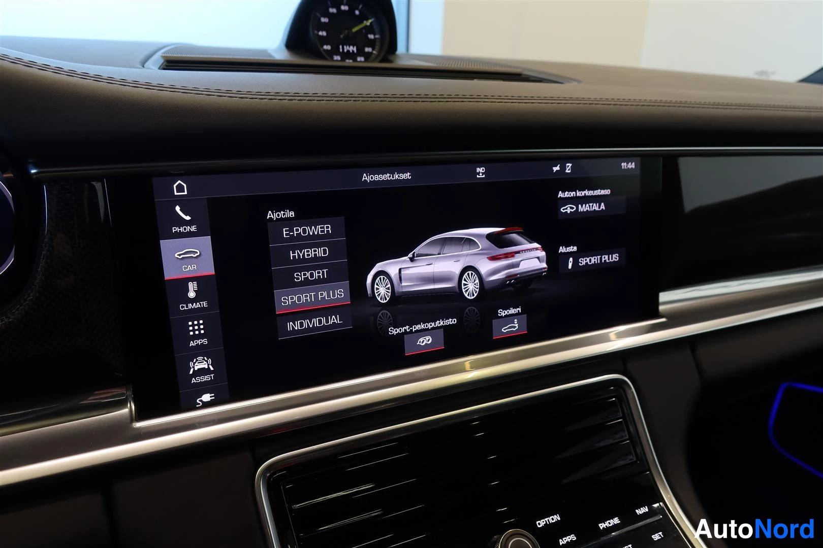 Muu: Keskistolaitteen näyttö näyttää Ajotila-valikon: E-POWER, HYBRID, SPORT, SPORT PLUS ja INDIVIDUAL, auton korkeus MATALA ja alusta SPORT PLUS.