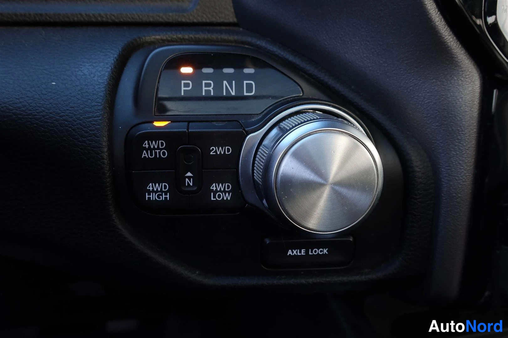 Muu: Automatiikan vaihdekeila (PRND) ja nelivetovalitsin: 4WD AUTO, 2WD, 4WD HIGH, 4WD LOW, N ja AXLE LOCK -painike.