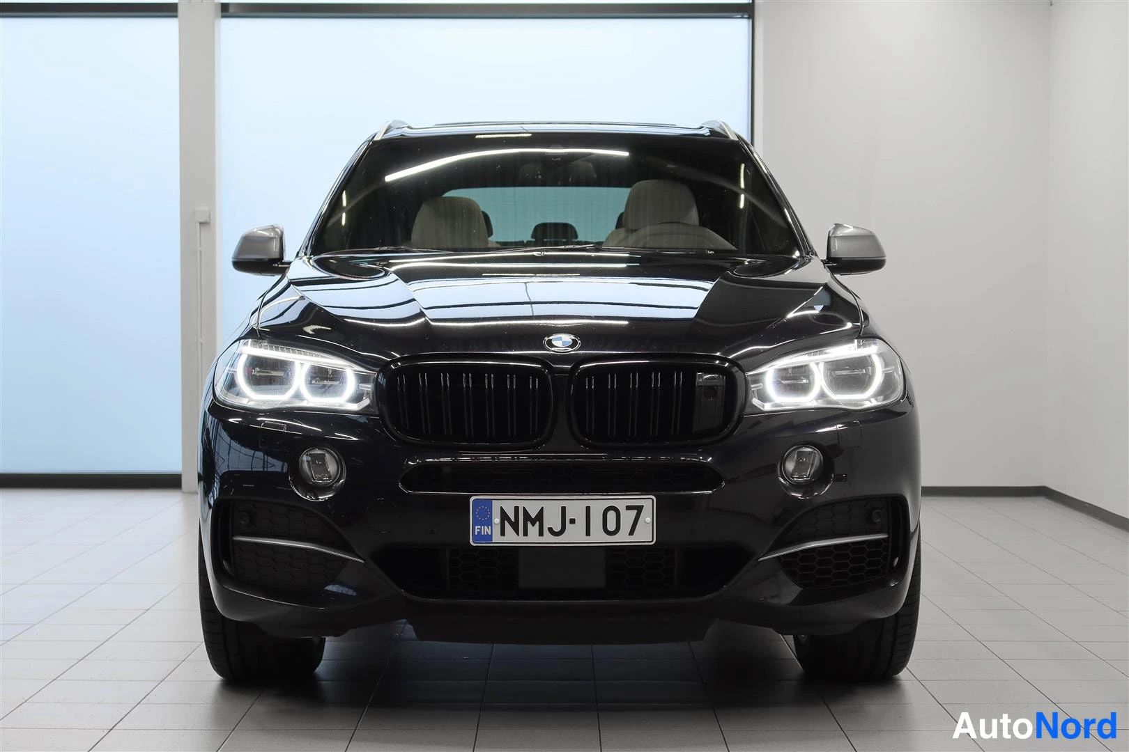 Edestä: Suora etänäkuva BMW X5:stä; etusäleikkö, etuvalot ja rekisterikilpi näkyvät.