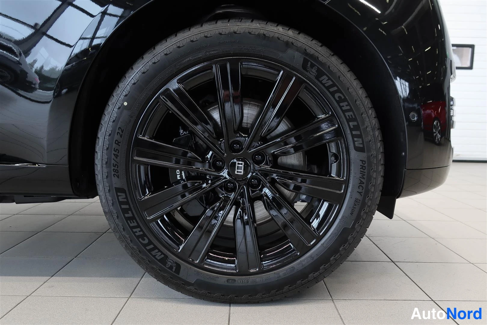 Sivulta: Lähikuva mustasta kevytmetallivanteesta ja Michelin-renkaasta, sivuseinämä 285/45 R 22 luettavissa.