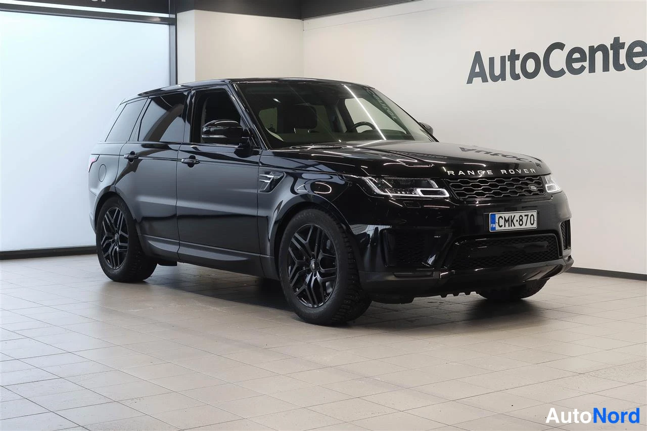 Etuviisto, nokka oikealle: Musta Land Rover Range Rover Sport etukulmasta oikealta, AutoCenter-tilassa.
