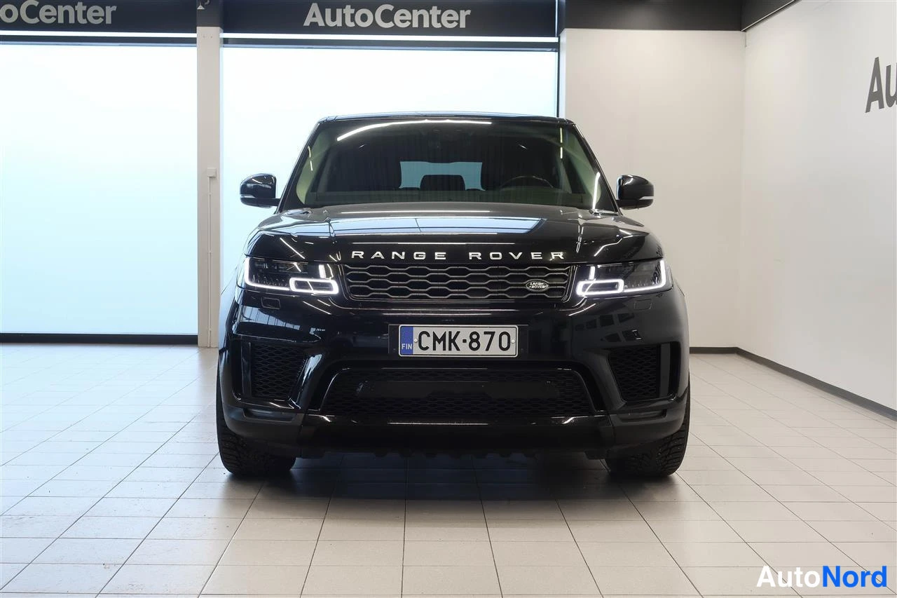 Edestä: Mustan Land Rover Range Rover Sportin suora etänäkymä, LED-ajovalot päällä.