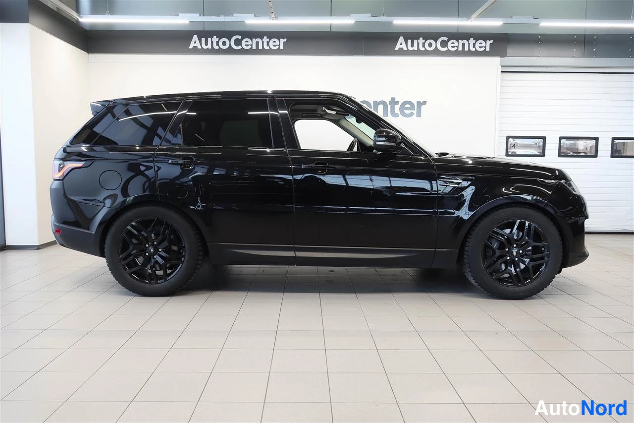 Sivulta: Mustan Land Rover Range Rover Sportin sivunäkymä AutoCenter-hallissa.