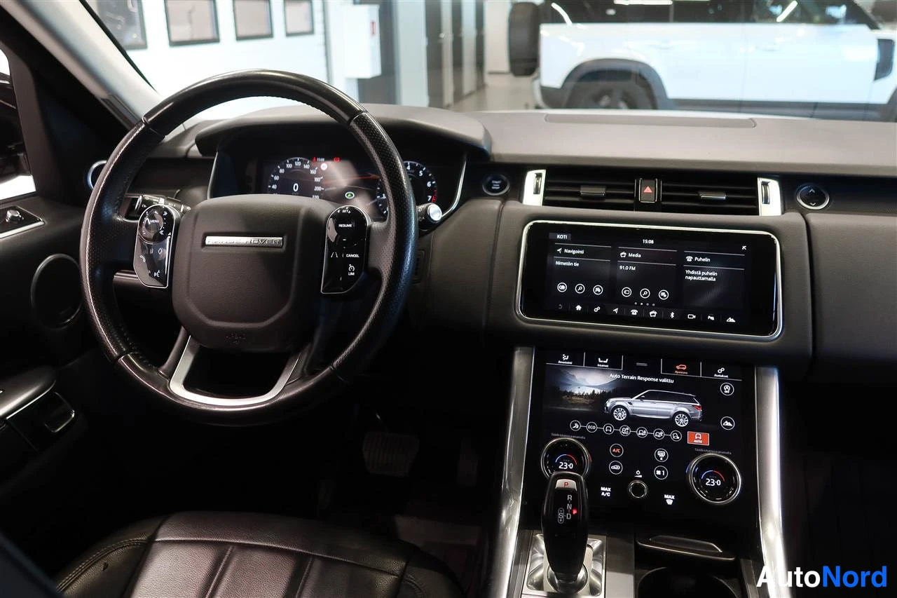 Muu: Range Rover Sportin ratti ja mittaristo: automaattivaihteen valitsin, kosketusnäyttö ja ilmastoinnin säädöt 230 astetta.