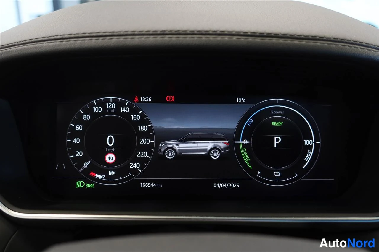 Muu: Kojetaulun näyttö kertoo kirjoitusmatkan olevan 166544 km, päivämäärä 04/04/2025 ja vaihde P. Oikealla %power-mittari READY-merkinnällä sekä ECO, CHARGE ja BOOS