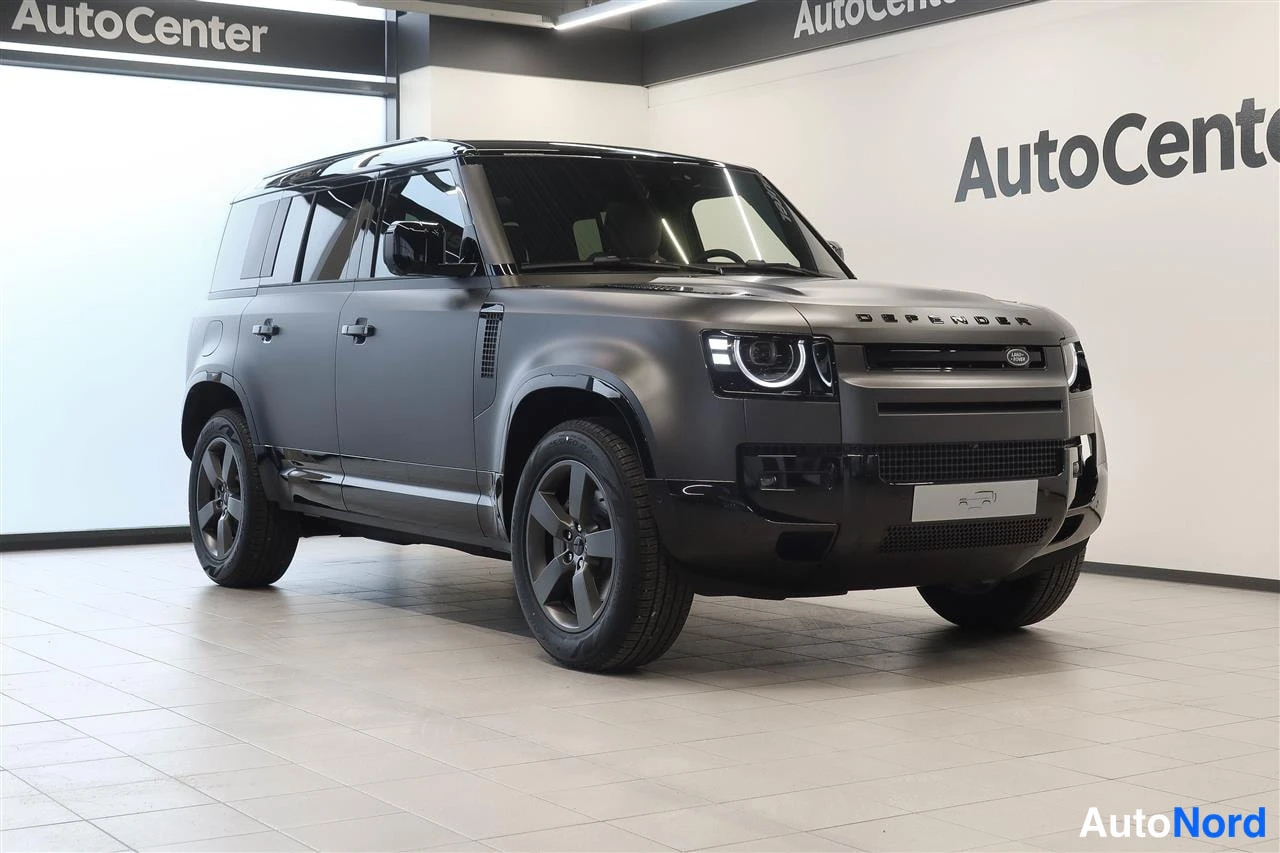 Etuviisto, nokka oikealle: Land Rover Defender, tummanharmaa, kolmivartalokuva etuosa vasemmalla