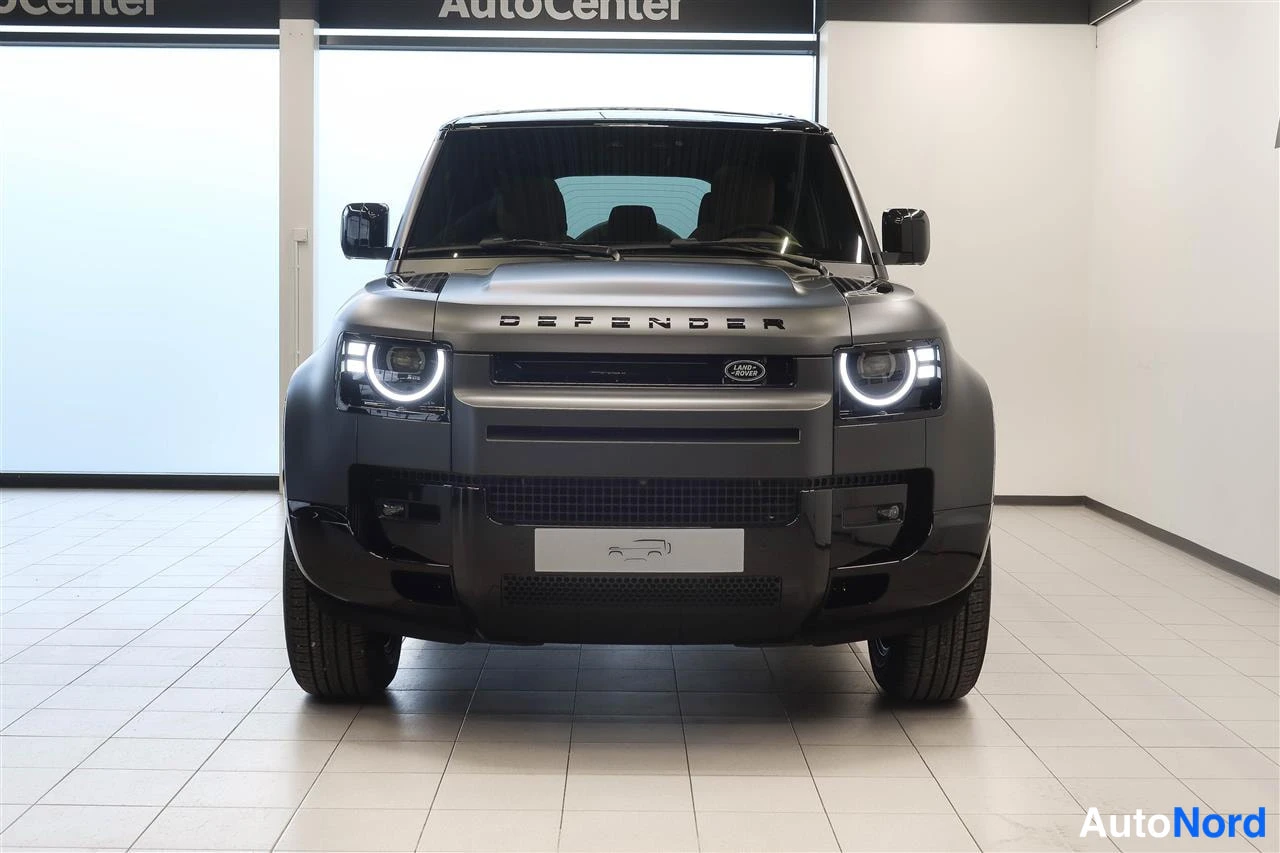 Edestä: Land Rover Defender, tummanharmaa, suora etukuva