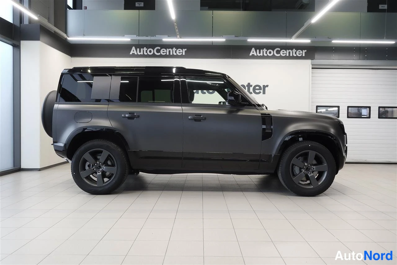 Sivulta: Land Rover Defender, tummanharmaa, sivukuva oikealta puolelta