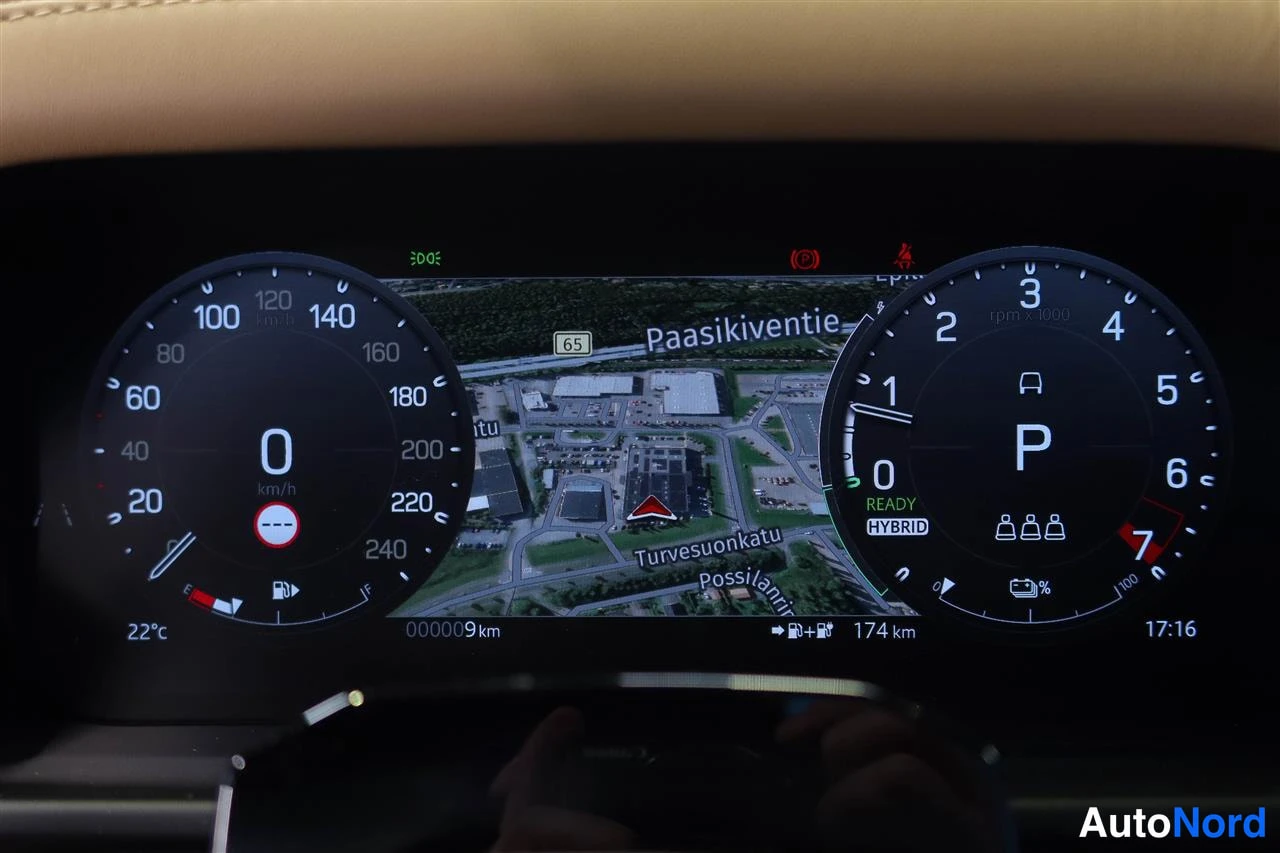 Yksityiskohta: Kojeiston digitaalinen mittaristonäyttö: nopeusmittari 0 km/h, kierroslukumittari, karttanäkymä, HYBRID-merkintä ja P-vaihde.
