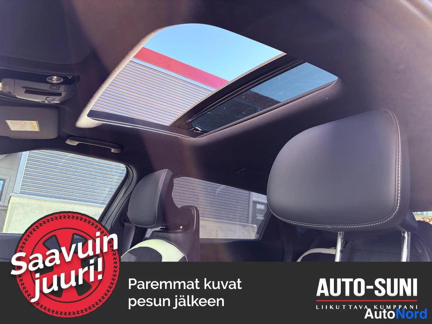 Yksityiskohta: Sisätila: lavastoraamattomalla panoraamakatolla varustettu ohjaamo, mustat istuimet ja takapenkin headrest näkyvissä.
