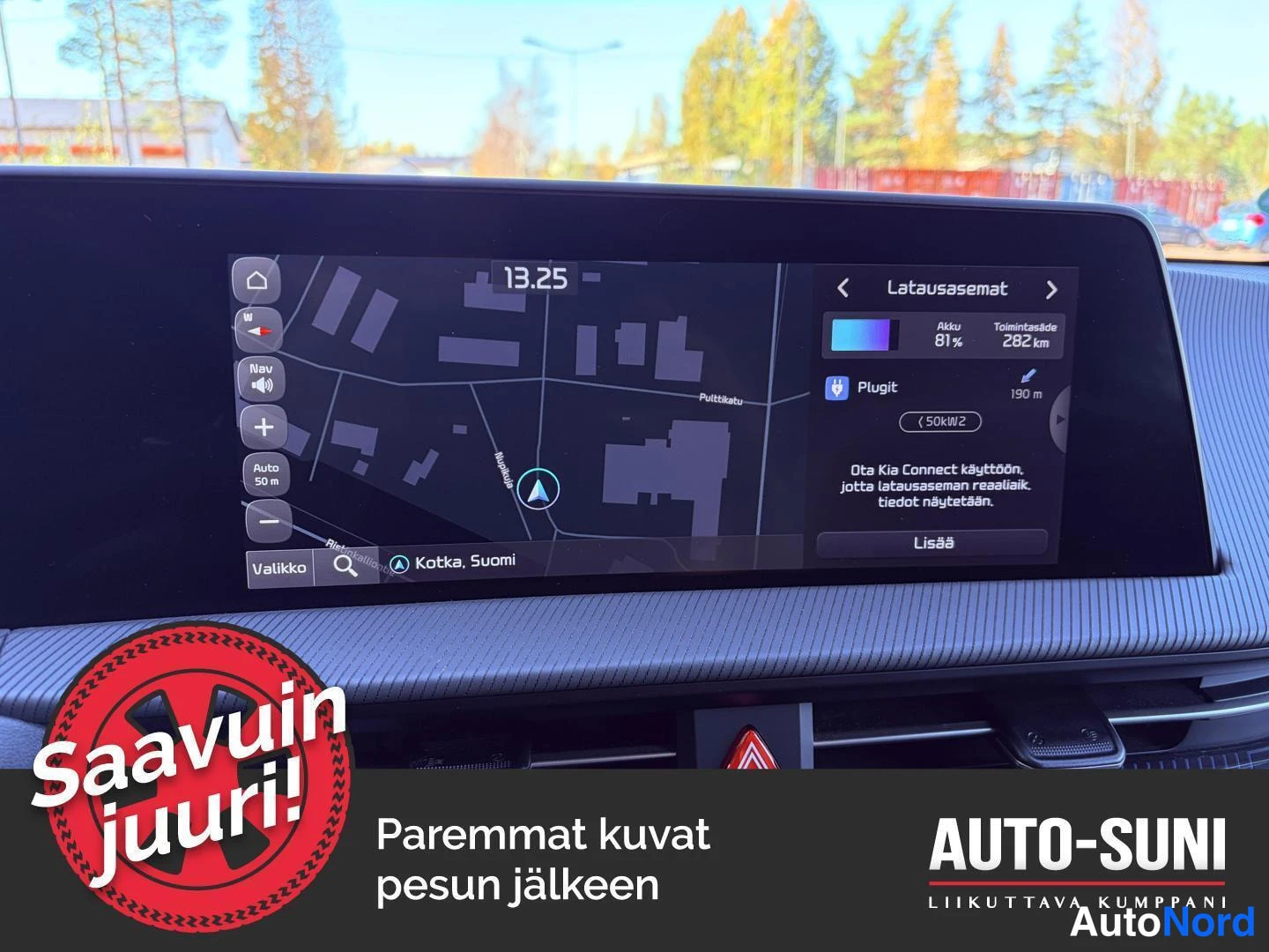 Muu: Infotainmentnäytön navigaatio ja latausasemalistaus Plugit (50 kW), aku 81 % ja toimintasäde 282 km Kotkassa.