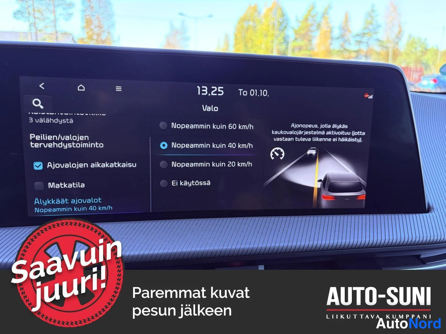 Yksityiskohta: Tallenne: auton infotainment-näyttö, jolla valonasetukset, mukaan lukien Älykkäät ajovalot -valinta (Nopeammin kuin 40 km/h).
