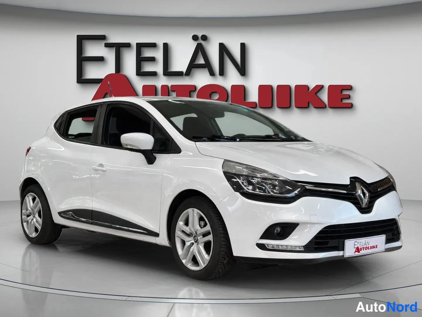 Valkoinen Renault Clio 2018, etuviisto, keula oikealle, kuva 2
