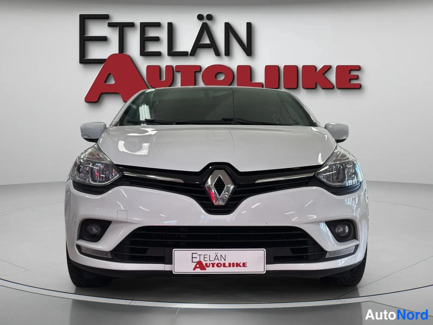 Valkoinen Renault Clio 2018, edestä, kuva 3