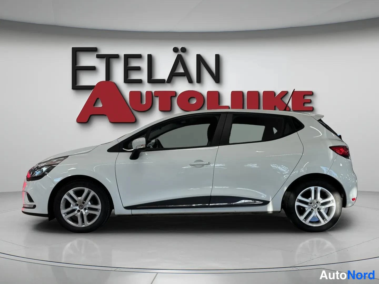 Valkoinen Renault Clio 2018, sivulta, kuva 4