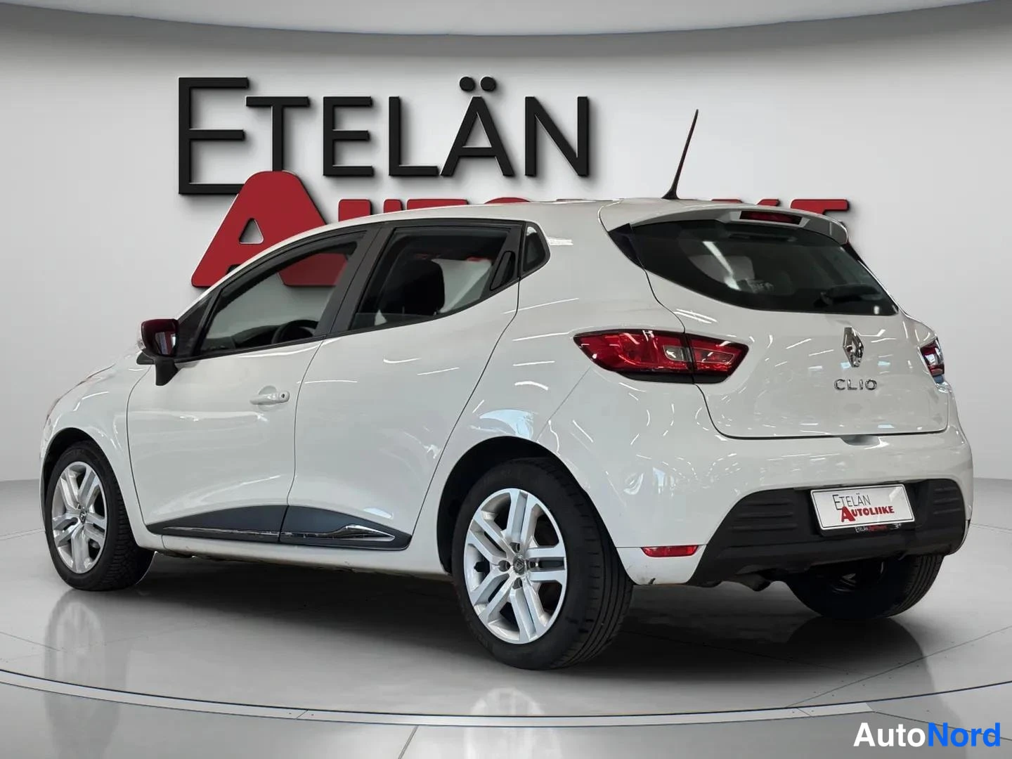Valkoinen Renault Clio 2018, takaviisto, kuva 5