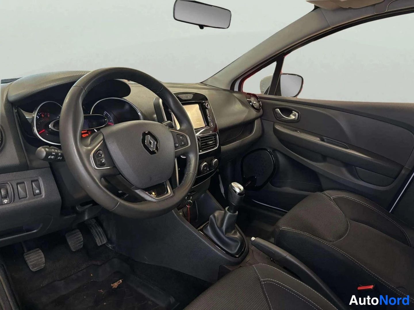 Valkoinen Renault Clio 2018, kuva 9