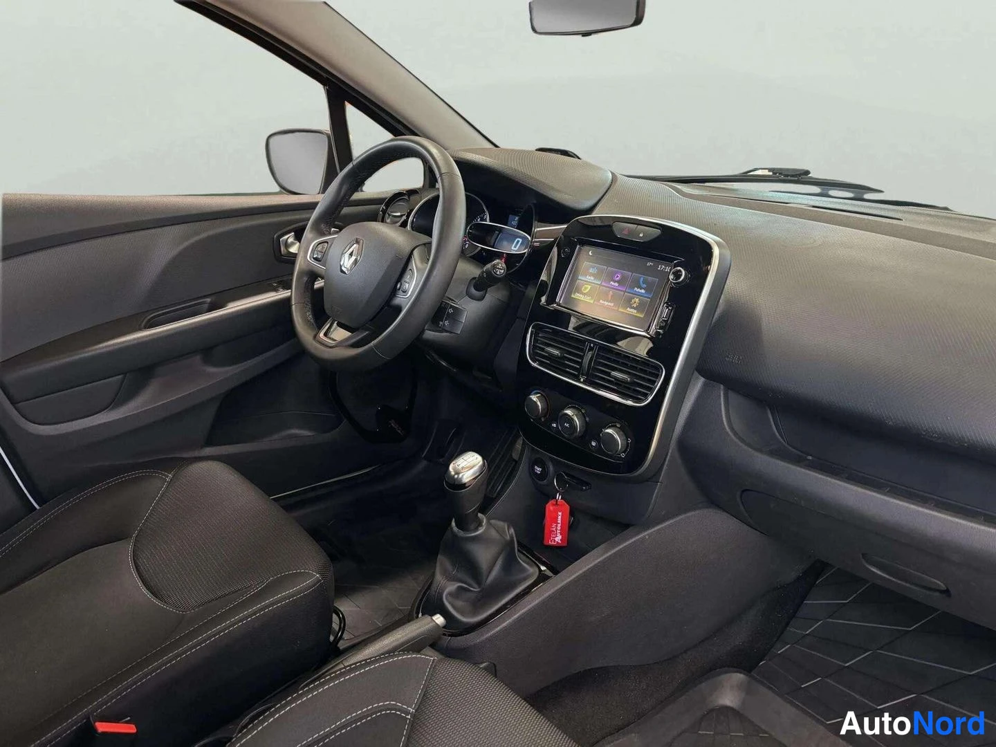 Valkoinen Renault Clio 2018, kuva 11