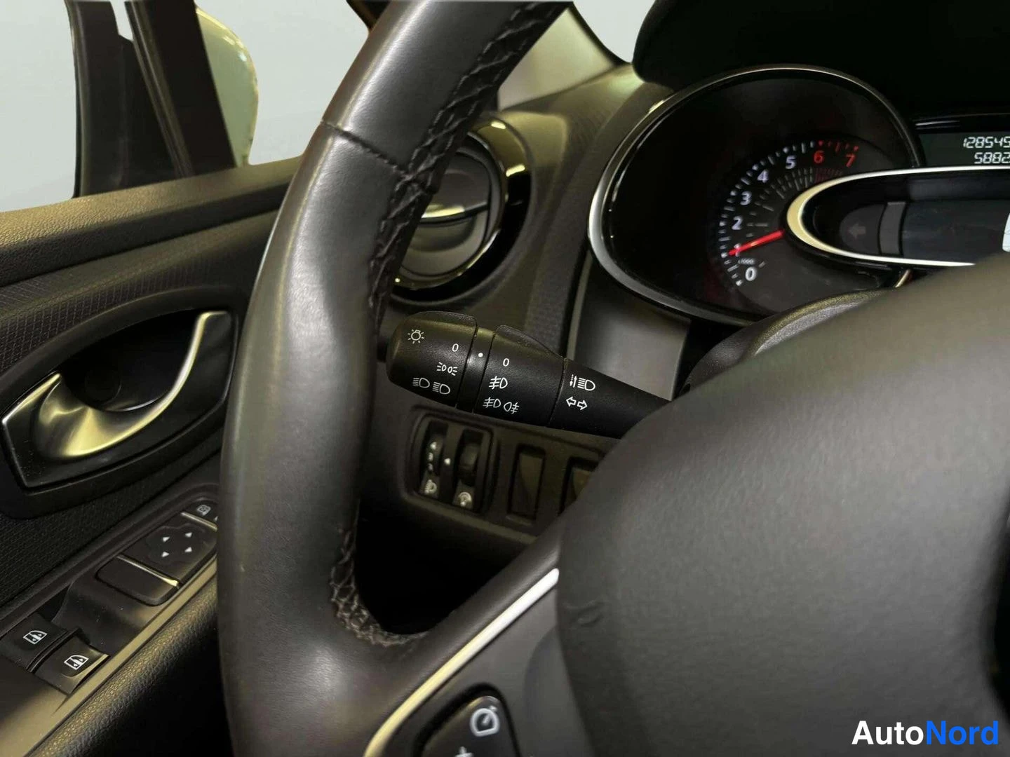 Valkoinen Renault Clio 2018, kuva 13
